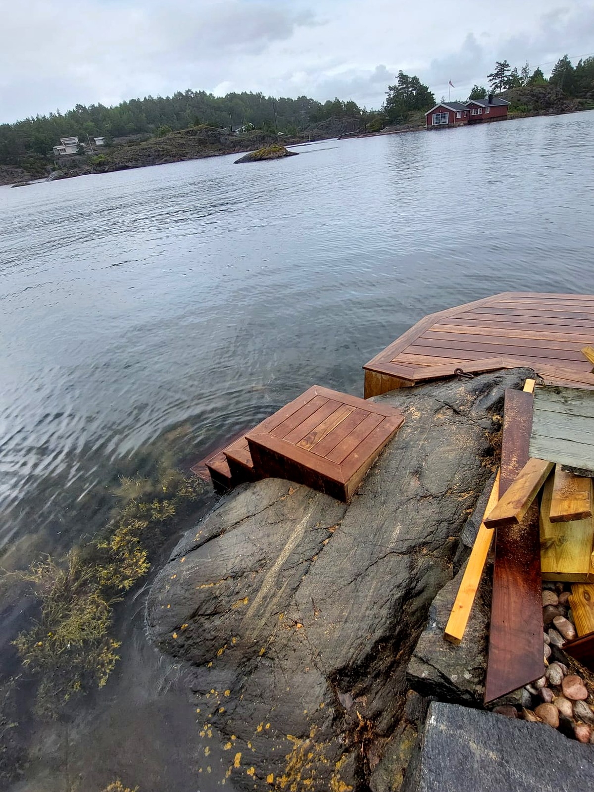 Trebryggekant mot sjø og svaberg